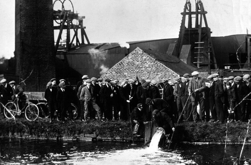 Redding Pit Disaster crowds at pump Falkirk Council