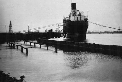 P16784; Oil tanker, British Grenadier, and jetty, Grangemouth Docks