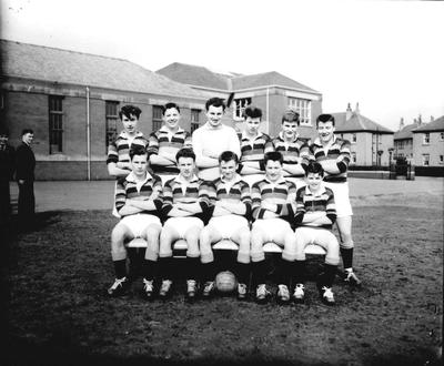 P33141; School football team, Graeme High School