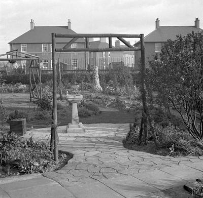 P37795; Pergola, garden, Jackson Avenue, Grangemouth