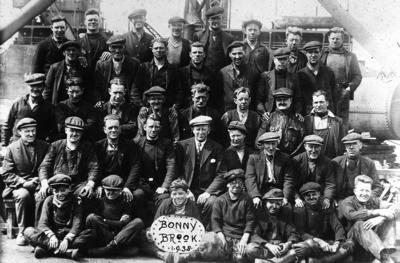 P02064; Group of shipbreaking workers