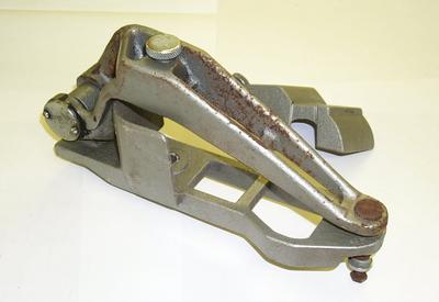1992-040-006; sand loading device