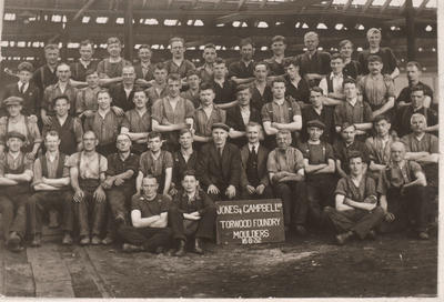 P19112; Moulders in Torwood Foundry