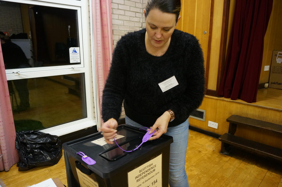Sealing ballot box, Brightons Polling Place Falkirk Council
